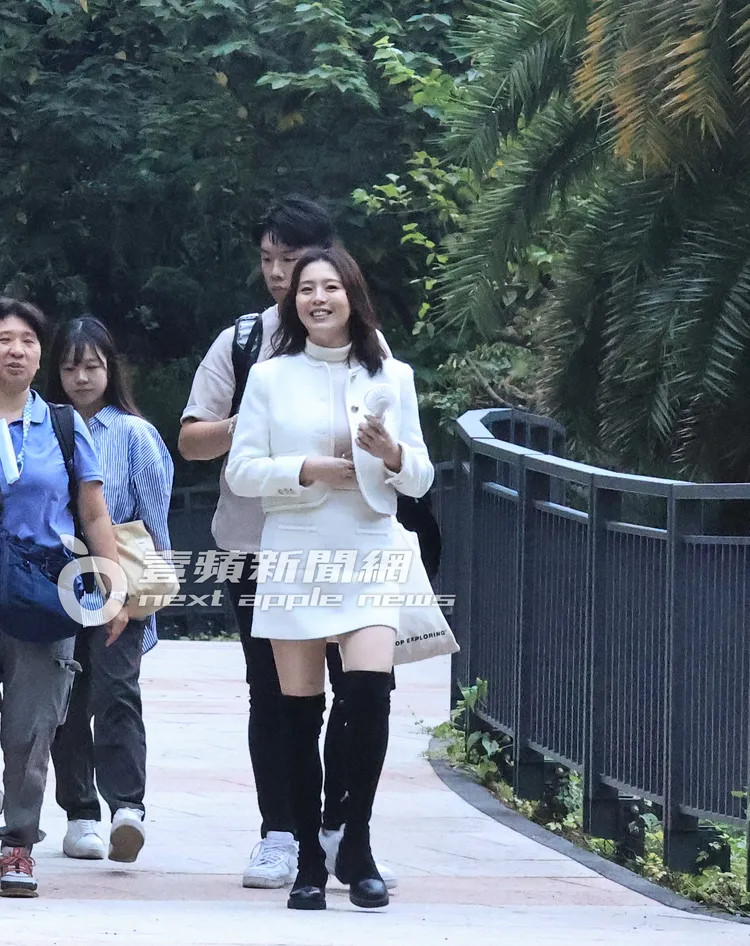 劉品言（右）身邊出現身材高大魁梧的小鮮肉。特勤中心攝