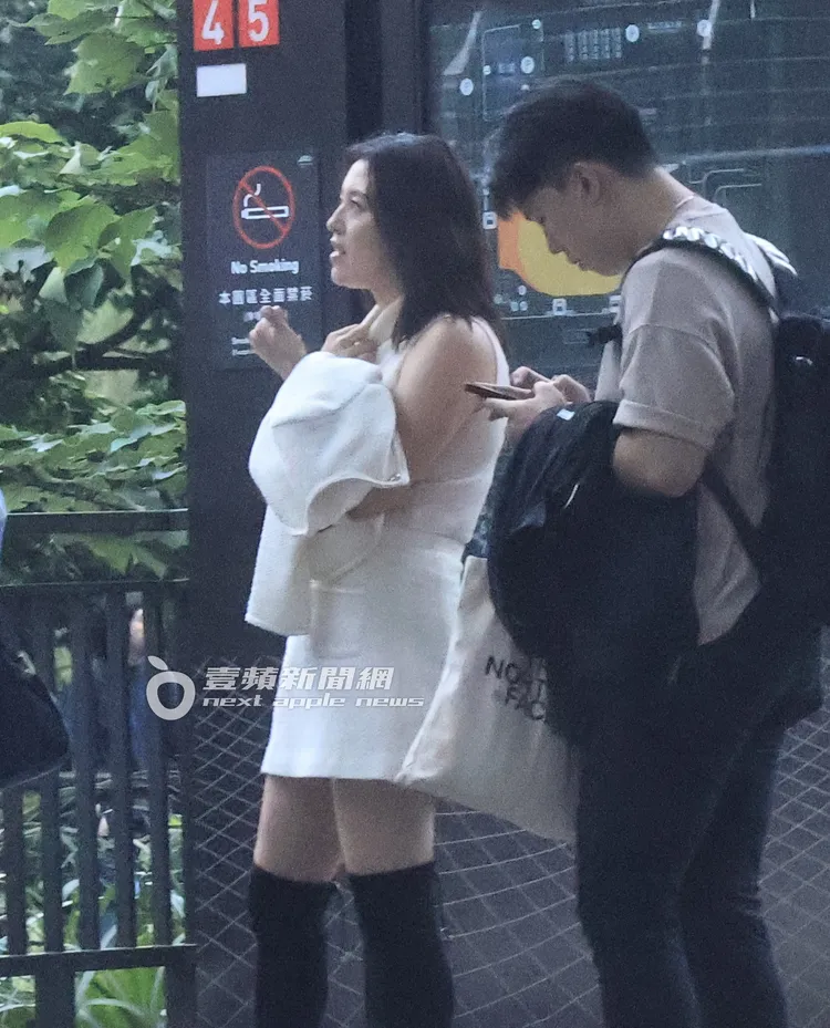 劉品言（左）與女性友人暢聊，小鮮肉默默陪伴身旁。特勤中心攝