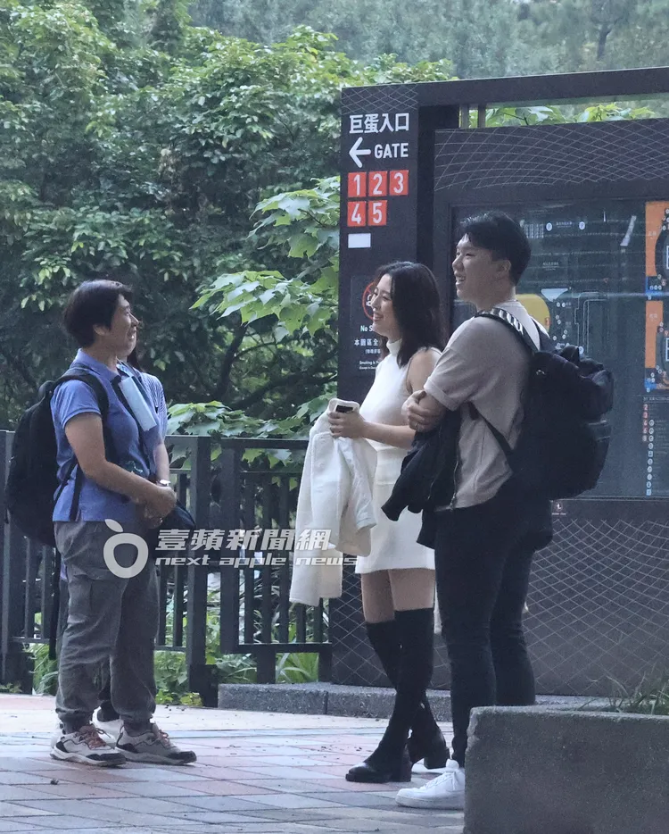 劉品言（右二）與高壯小鮮肉形影不離，和女性友人一起聊天，互動自然。特勤中心攝