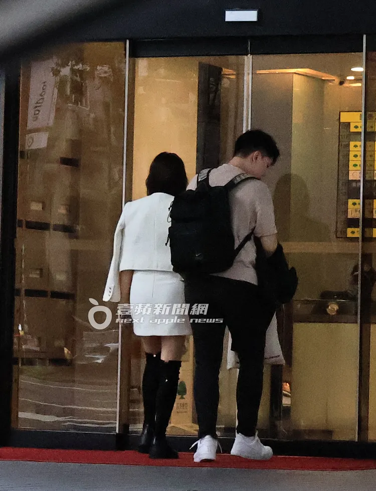 劉品言（左）在護花使者陪伴下到東區的醫美診所。特勤中心攝