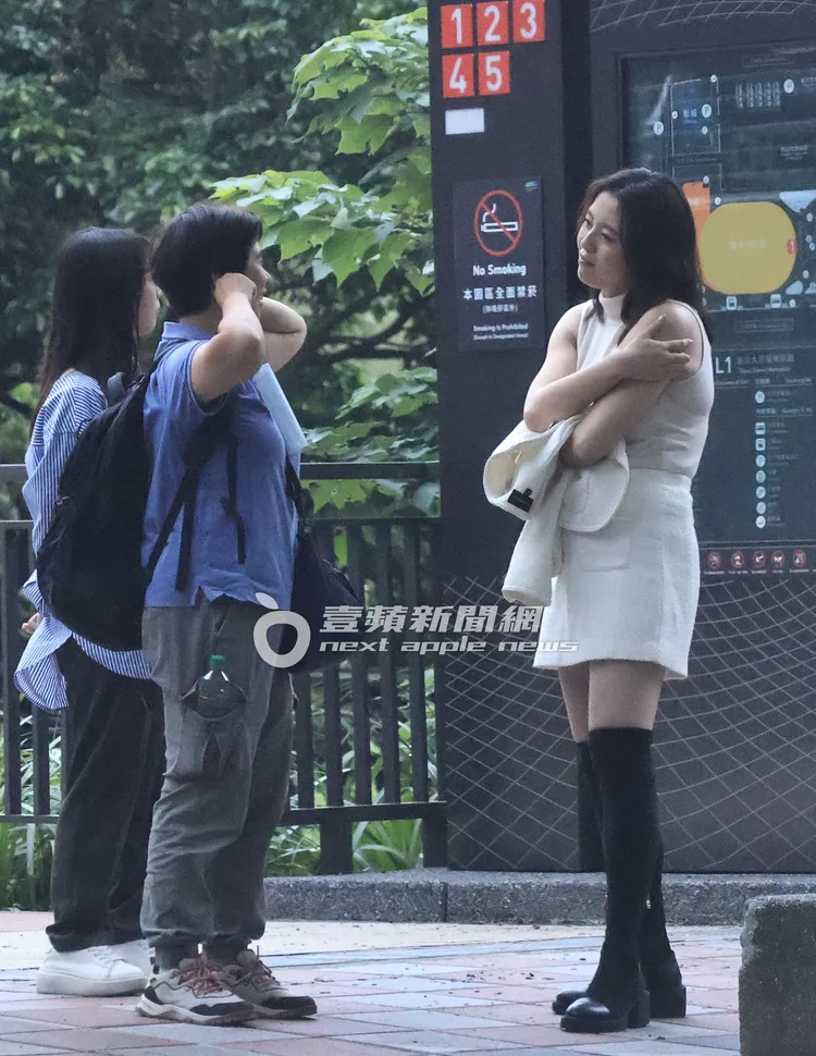 劉品言（右）脫下外套抓癢，站在路邊和熟女暢聊近半小時。特勤中心攝