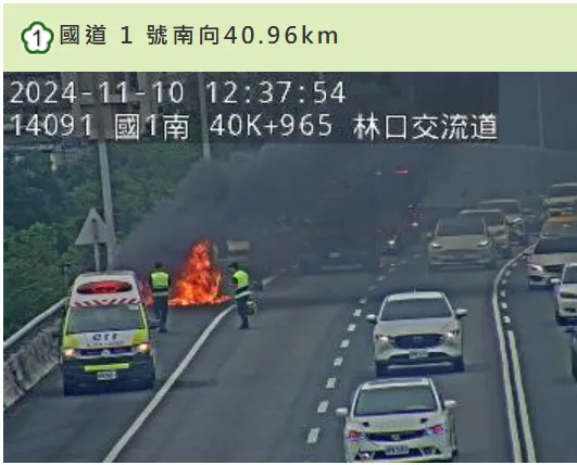 羅姓駕駛及時發現將車輛有異停靠路肩逃生，車子隨即竄出火苗延燒。翻攝畫面