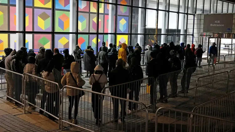 紐約移民及海關執法局（ICE）已出現許多移民排隊辦理。翻攝自《紐約郵報》
