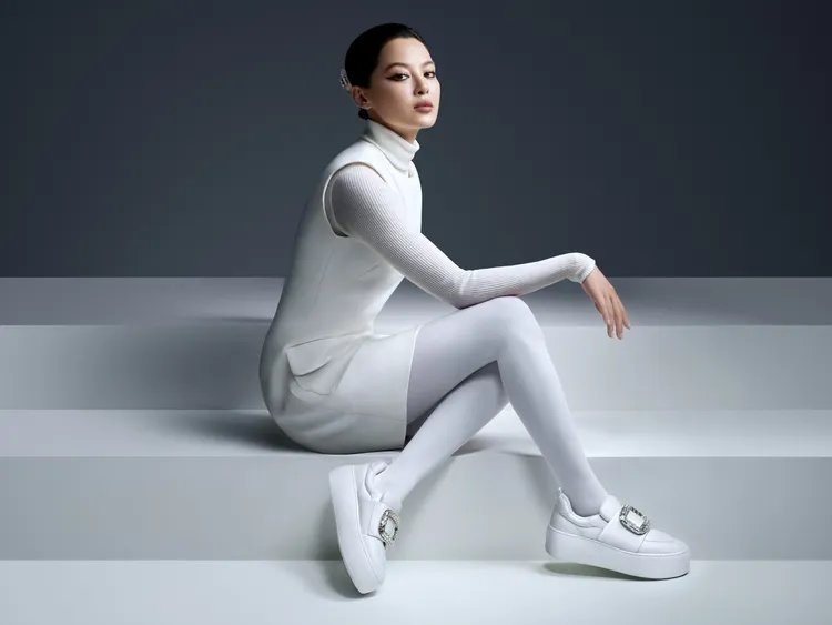 辛芷蕾演繹Roger Vivier 新款Viv’ Up休閒鞋。品牌提供