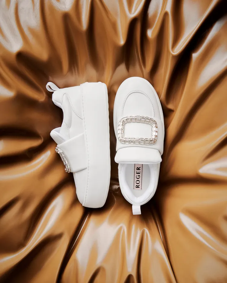 Roger Vivier Viv' Up白色鑽扣休閒鞋，5萬5000元。品牌提供