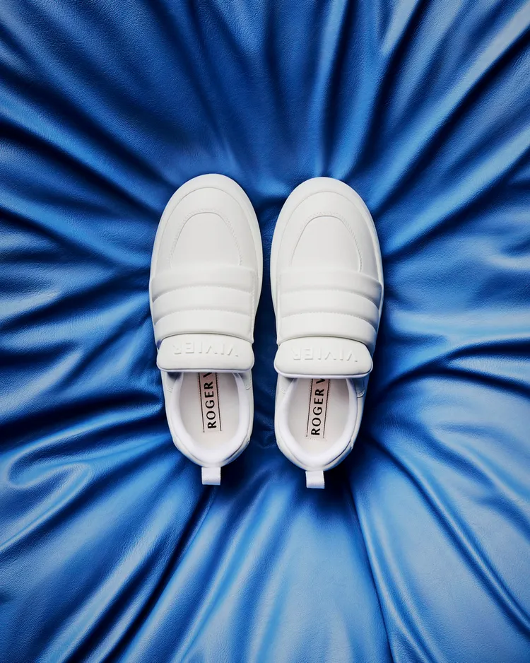 Roger Vivier Viv' Up白色休閒鞋，3萬9200元。品牌提供