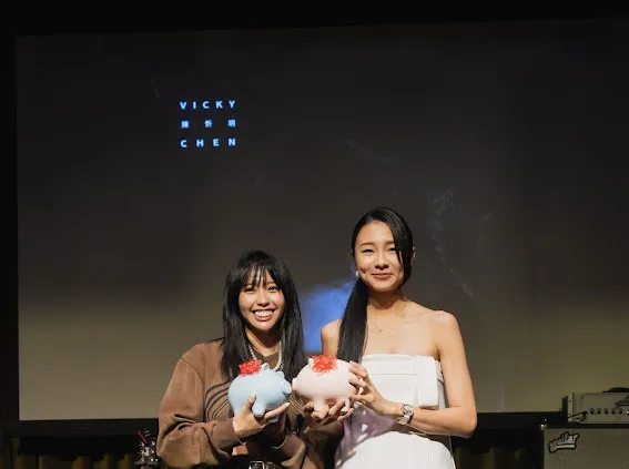 陳忻玥（右）今發片記者會，好姐妹李芷婷送禮祝賀。圖／陶山音樂提供