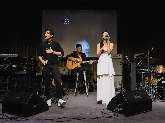 陳忻玥（右）與李杰明現場合唱影集《影后》插曲《BOUNCE》。圖／陶山音樂提供