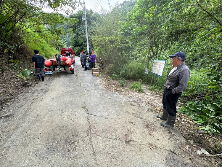 苗栗縣消防局出動橡皮艇搜救失蹤的鄧姓男子。民眾提供