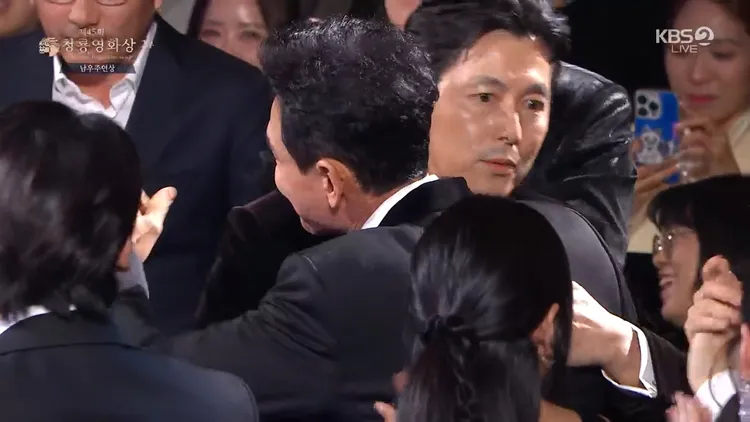 鄭雨盛擁抱黃晸玟獻上祝福。翻攝KBS