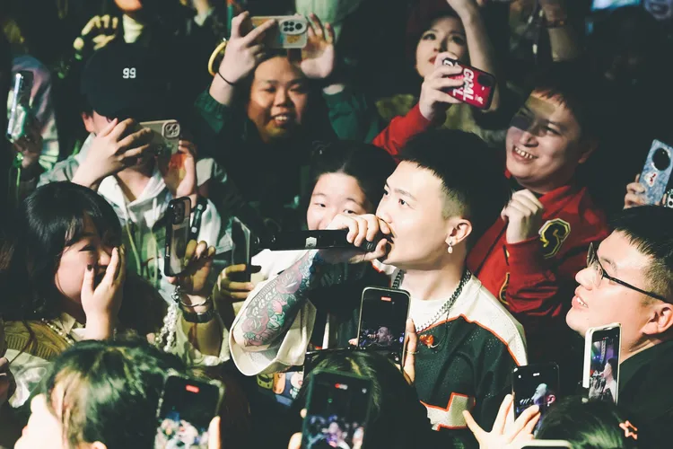 蕭秉治與粉絲近距離互動。相信音樂提供