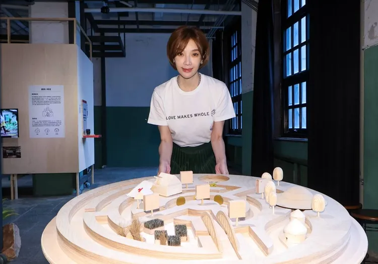 蔡淑臻參觀展覽。攝影中心攝