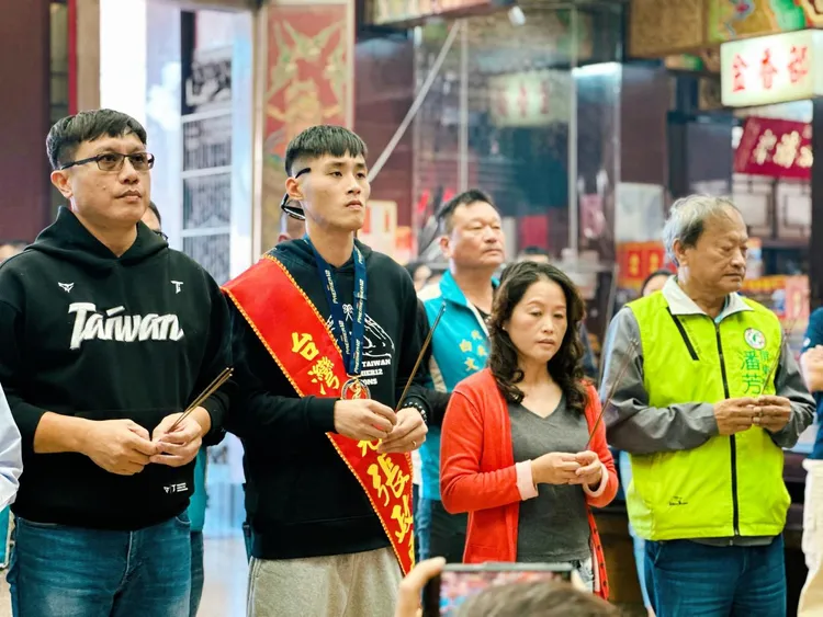 張政禹回鄉到車城福安宮參香還願。翻攝福安宮臉書