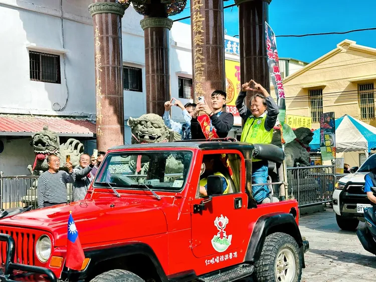 張政禹站在車上也拿手機紀錄球迷歡迎的畫面。翻攝福安宮臉書