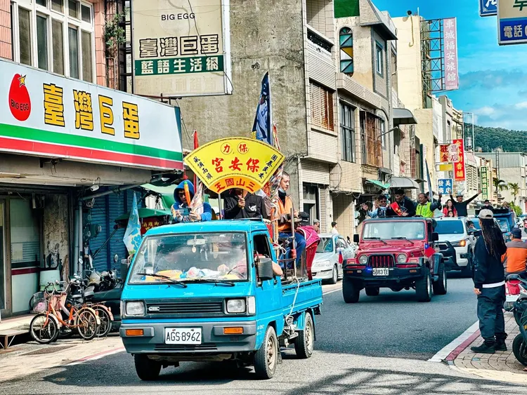 12強中華隊內野手張政禹今回屏東縣車城鄉掃街，場面相當熱鬧。翻攝福安宮臉書