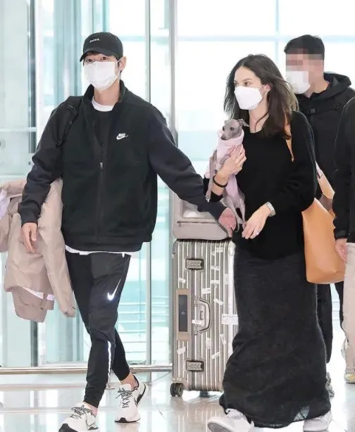 宋仲基與洋妻凱蒂。翻攝自X @X___Flipped