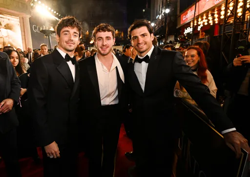 法拉利賽車手根本天菜 《神鬼戰士II》男星同框比帥