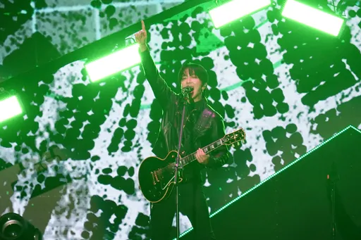 CNBLUE林口開唱!鄭容和見5500粉絲「舉湯匙」 大讚:超有創意