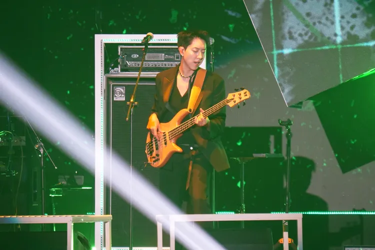 李正信獨唱，笑稱「很害羞」。彭欣偉攝