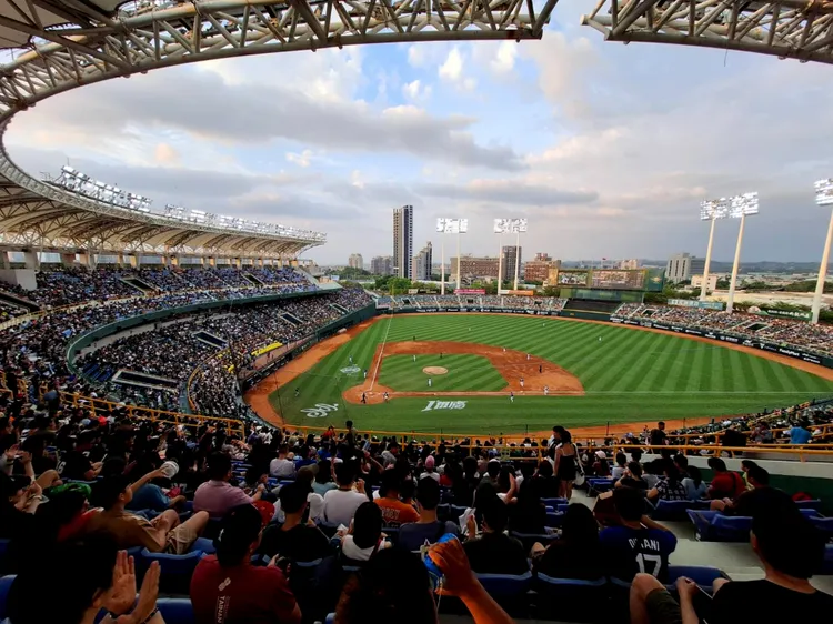 高雄市國高中生可用銅板價看職棒。運動發展局提供