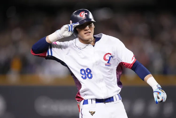 陳晨威對韓國敲出滿貫砲。