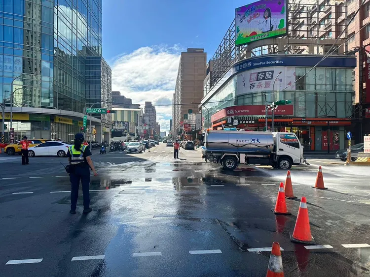 水車清淤。桃園警分局提供