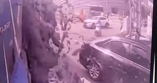 砂石車擦撞小客車致淤泥傾洩一地 桃警、工程單位協力清掃