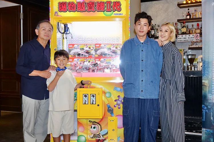 林志儒（左起）、黃迪揚、方宥心陪黃宥凱玩夾娃娃機。公視提供