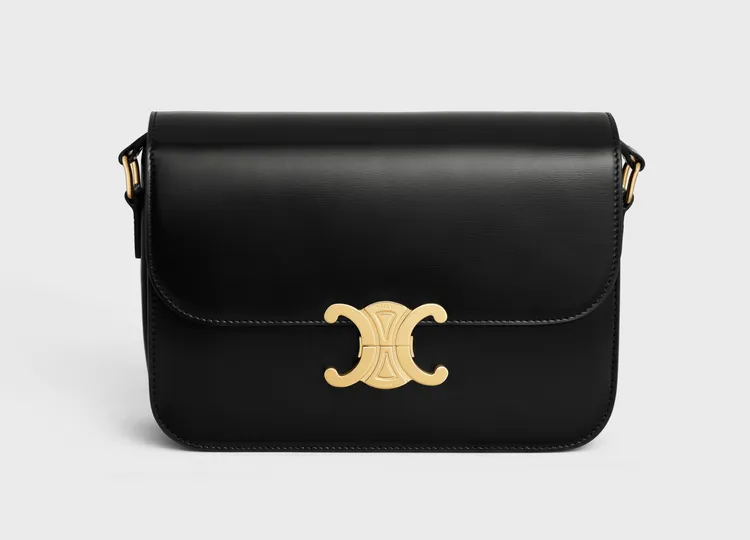CELINE包慶生，她選擇的包款為黑色Triomphe經典亮澤牛皮革手袋，13萬5000元。翻攝官網