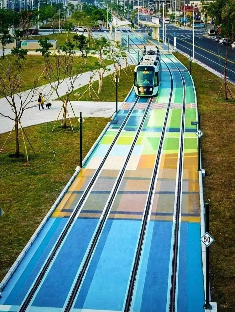 輕軌路面經過彩繪後，呈現現代藝術美感。林熺俊提供
