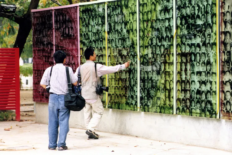 SMILE — 2001希望之牆全長18公尺，牆上共有從新生兒到80歲的阿公、阿媽共2001位市民的笑臉。市府提供