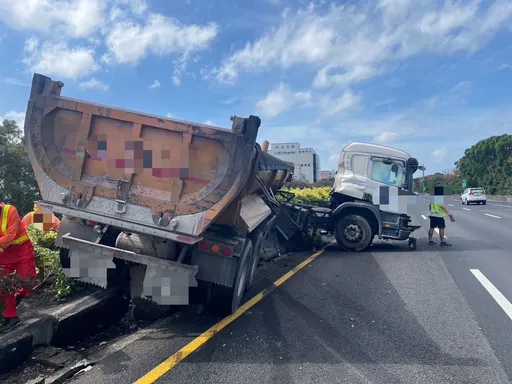 驚！砂石車開上國道分隔島　事故一度占用南北內側車道