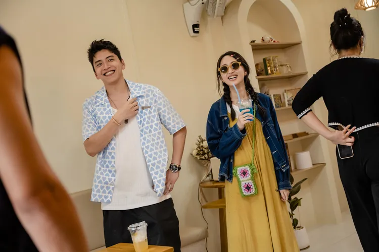 在咖啡廳吹冷氣的成員很開心。泰坦星文創影視提供