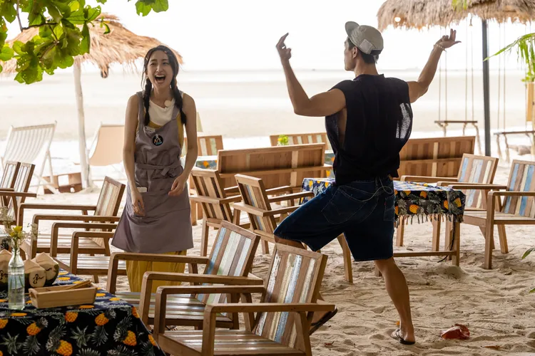 楊祐寧（右）想跟舒華尬舞。泰坦星文創影視提供