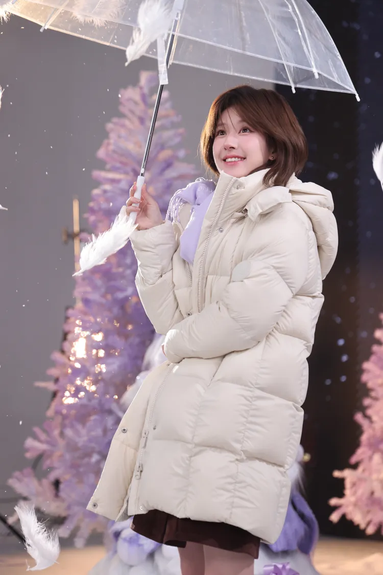 趙露思昨參加直播活動宣傳羽絨衣。翻攝趙露思工作室官微