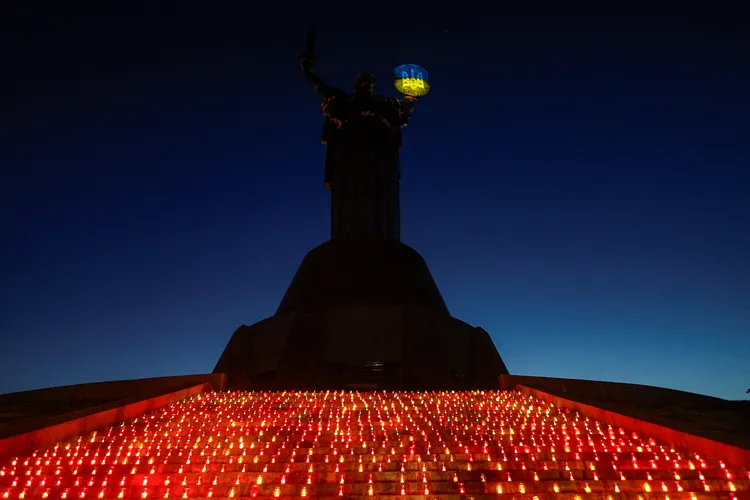 俄烏戰爭開戰迄今已經超過1000天，烏克蘭不斷徵兵，仍無法填補前線的消耗。圖為烏克蘭悼念陣亡將士。路透社