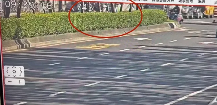 停紅燈的騎士如骨牌般被撞倒。警方提供