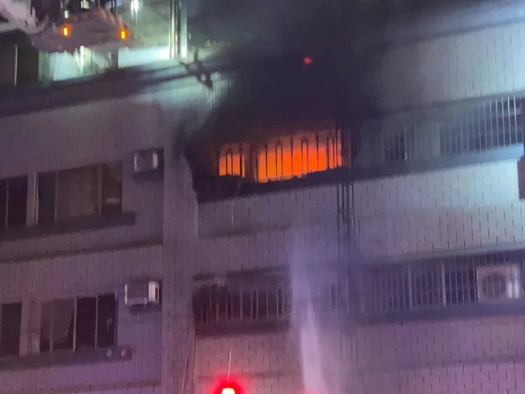 警消到場時火煙竄出，還有鄰居聽到爆炸聲響，消防人員花了3個多小時撲滅火勢。民眾提供