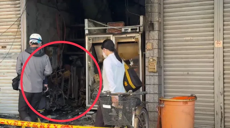 起火點疑似是1樓停放機車、電動自行車的位置，2車被燒得僅剩骨架。民眾提供