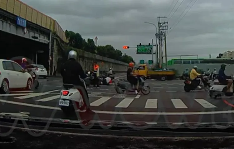 兩部機車騎士、乘客倒地不起，被送往醫院救治，一個月過去還未復原。取自地圖型行車影像分享平台