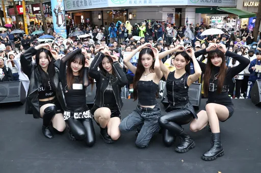 曾因戰袍滑落走光!幻藍小熊簽票會連簽6hr寵粉 靠這招防意外