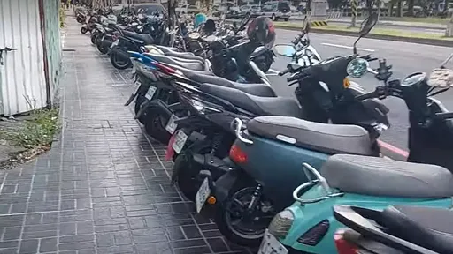 台中1.5億元拓寬人行道竟變「機車停車場」 民眾痛批警察放任