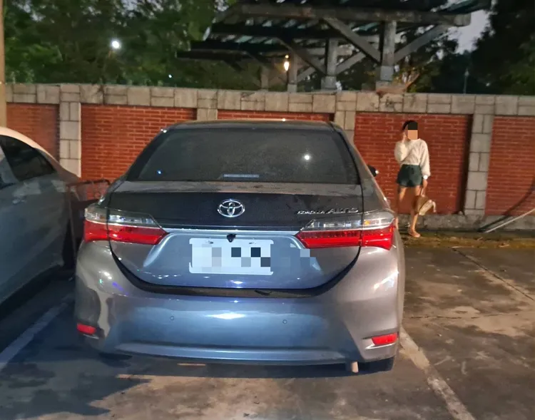 盧姓騎士與自小客行車糾紛，衍發口角與衝突，都送移送法辦。翻攝畫面