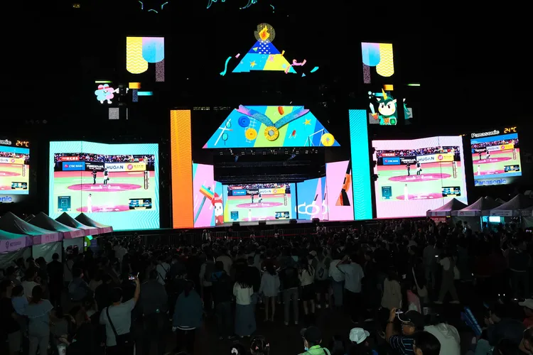 新北歡樂耶誕城週末直播12強賽事，現場巨型螢幕觀看超過癮。體育局提供