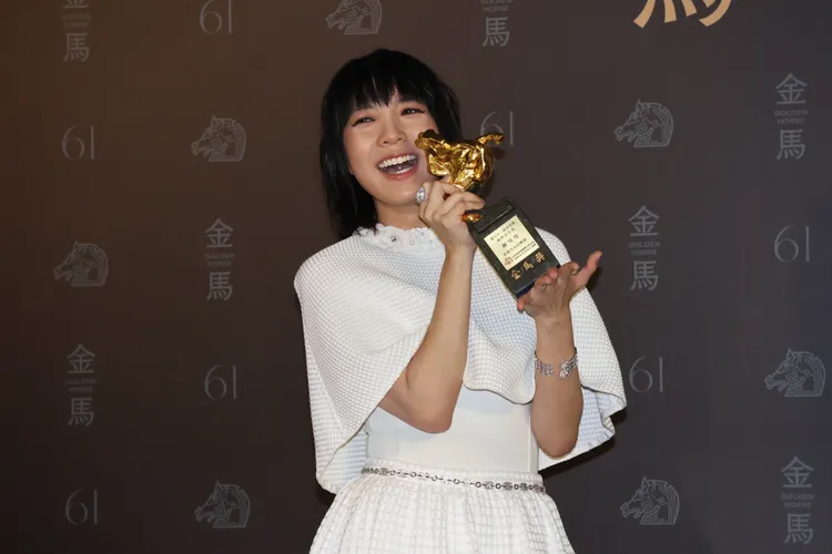 影后鍾雪瑩獲獎開心寫在臉上。莊宗達攝