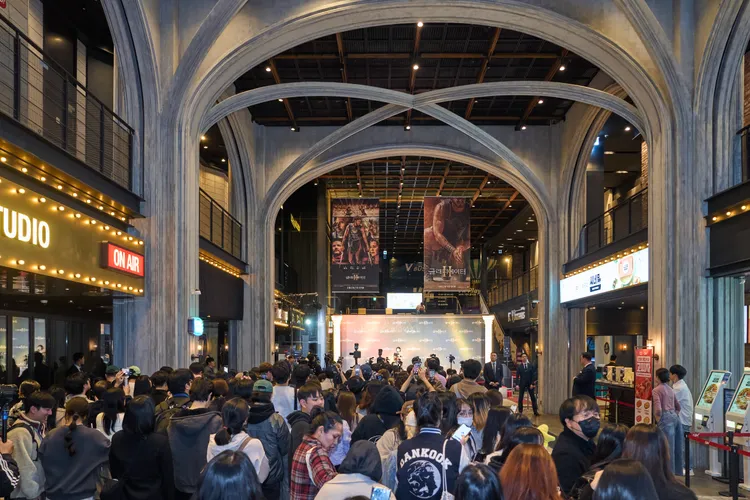 《神鬼戰士II》前天在首爾龍山CGV戲院舉行試映會，現場人山人海。派拉蒙影業提供