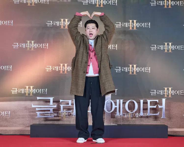 《黑白大廚》「白湯匙」張浩俊俏皮擺出頭頂愛心。派拉蒙影業提供