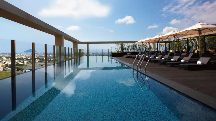 礁溪晶泉丰旅以俯覽蘭陽平原景致的無邊際溫泉泳池迎接每位來訪旅人。業者提供