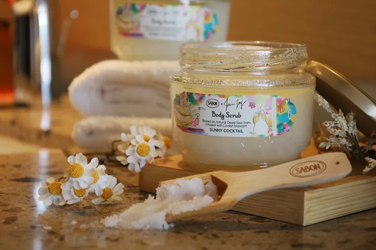 此次搭配溫泉房型方案，每房即加贈世界頂級保養香氛品牌SABON「香絮巴黎身體磨砂膏320g」乙組。業者提供