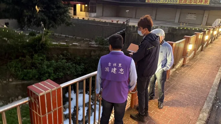 大坑溪出現泡泡河污染，環保局派員到場稽查。環保局提供